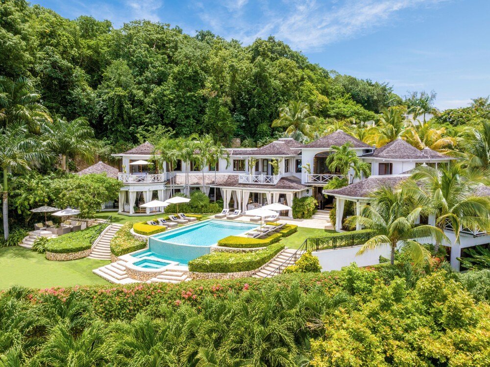 Gran resort de varias plantas con una piscina central
