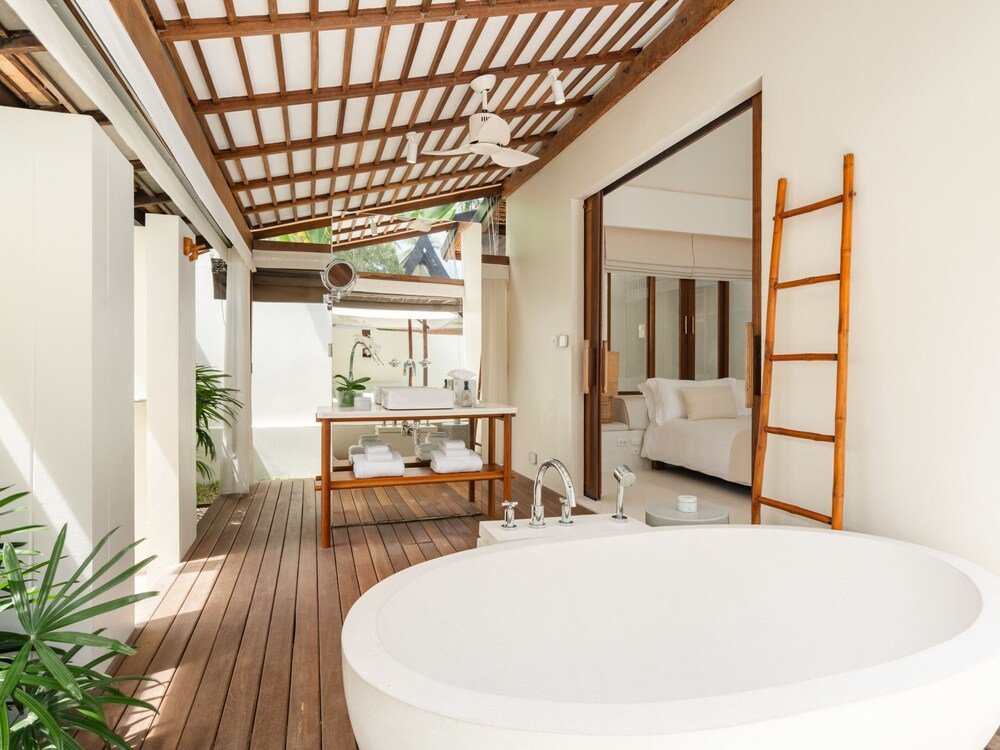 Baño moderno con bañera independiente