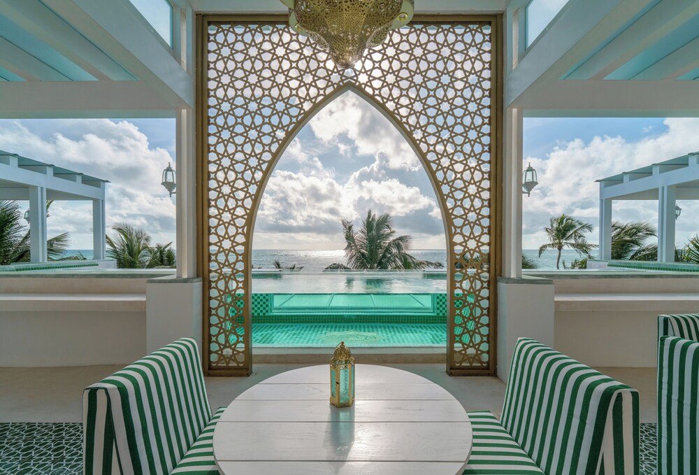 Vista de la piscina a través de un arco decorativo