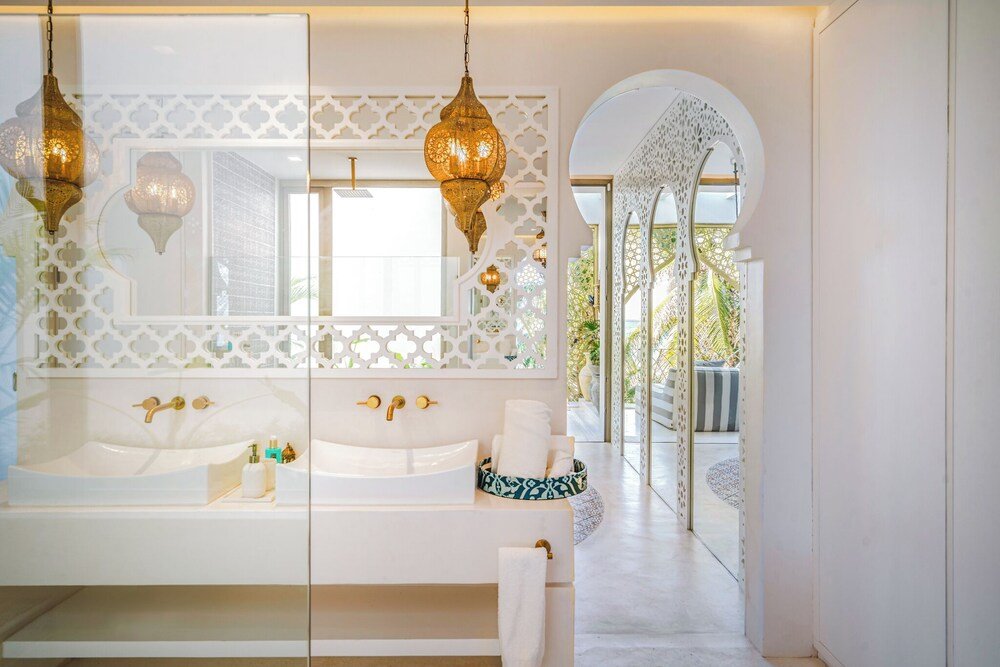 Baño moderno con un gran espejo y dos lavabos