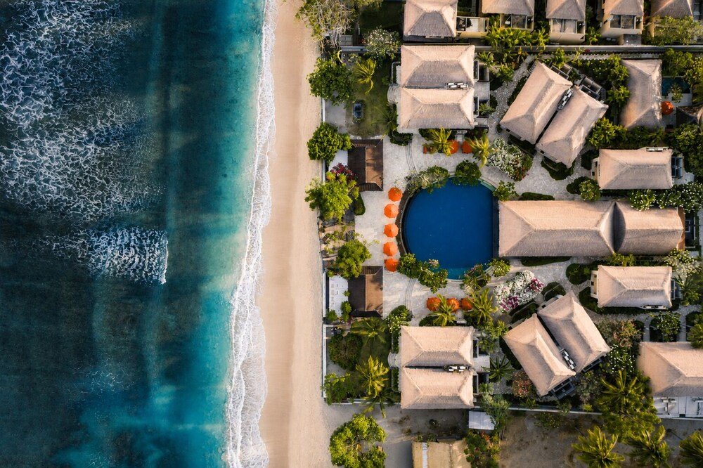 Vista aérea del resort con playa y piscina