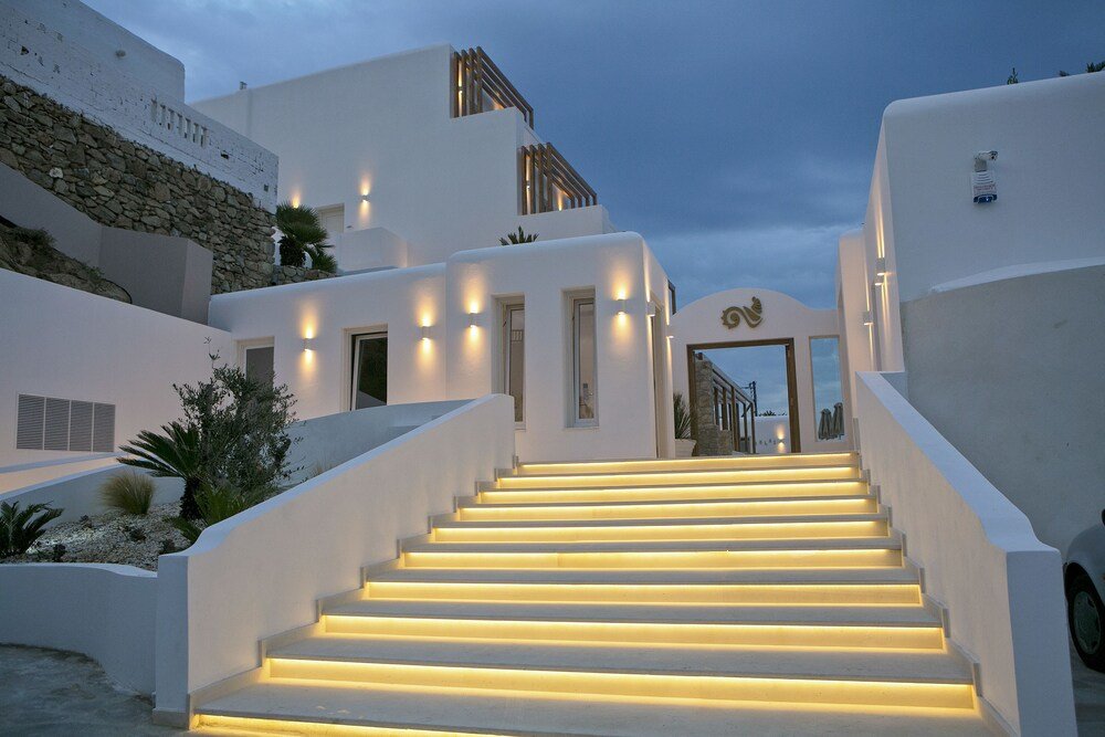 Moderno edificio blanco con una escalera