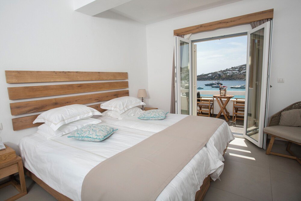 Dormitorio con cabecera de madera y una cama grande
