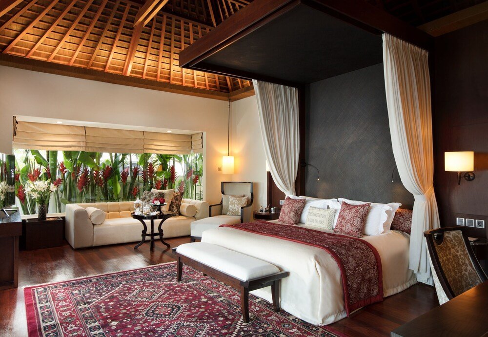 Dormitorio amplio con cama grande y sofá en el resort