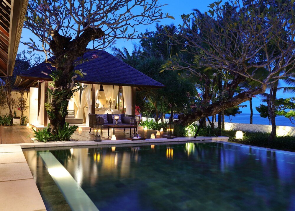 Zona de piscina exterior con área de descanso en el resort de Nusa Dua