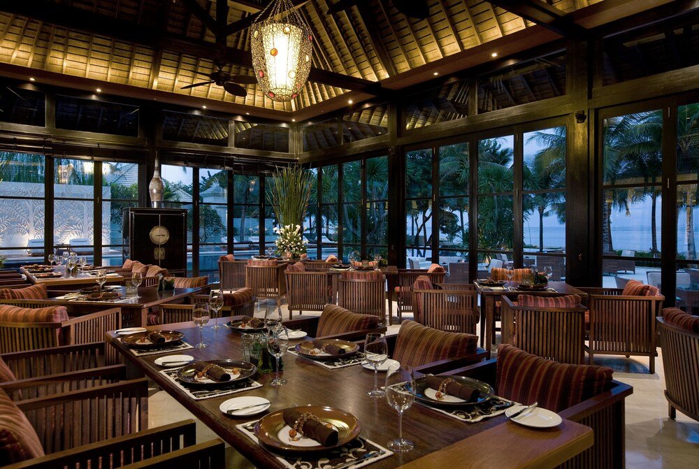 Restaurante con un amplio comedor en The Royal Santrian