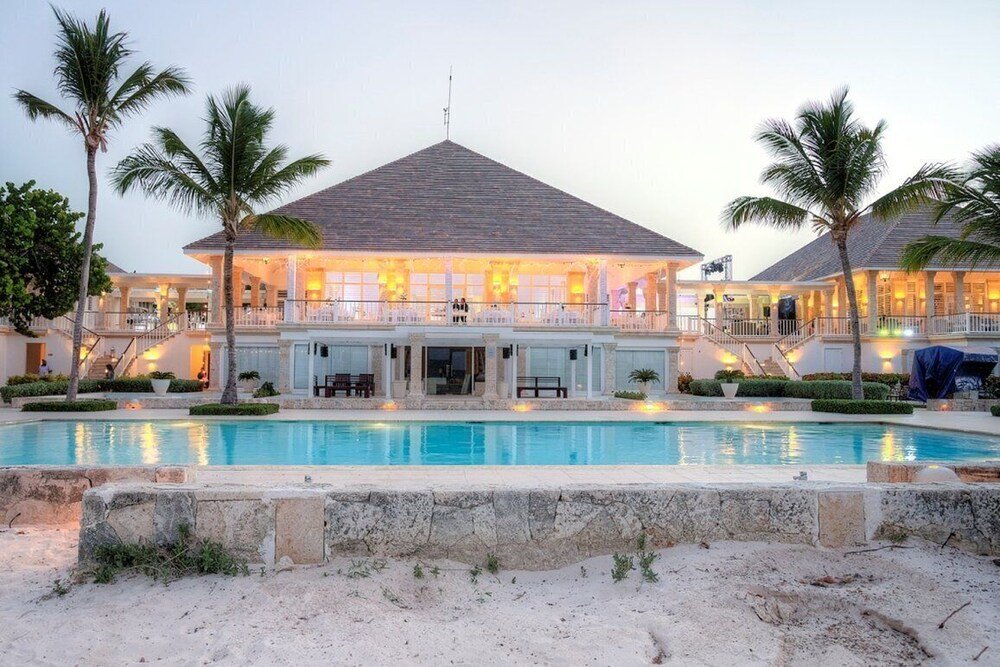 Resort swimming pool with a covered outdoor area at the hotel
