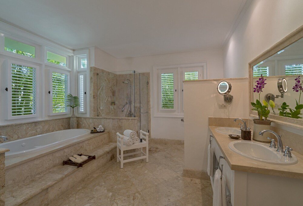 Bathroom with a bathtub, two sinks and a shower at the hotel