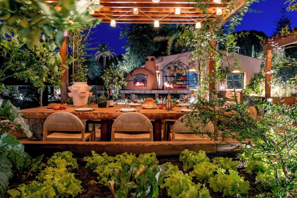 Comedor al aire libre con un horno rústico de piedra en Vilalara Grand Hotel Algarve