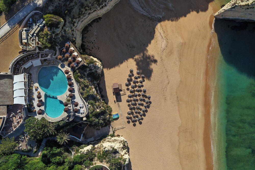 Vista aérea del resort con una gran piscina