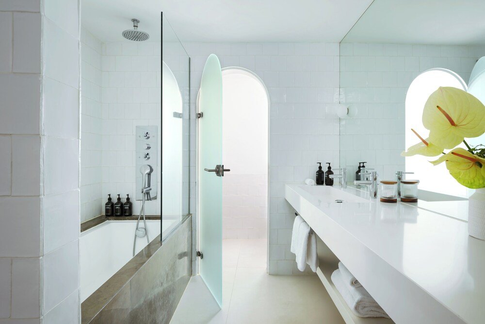 Baño moderno con ducha de vidrio en el hotel de Lagoa